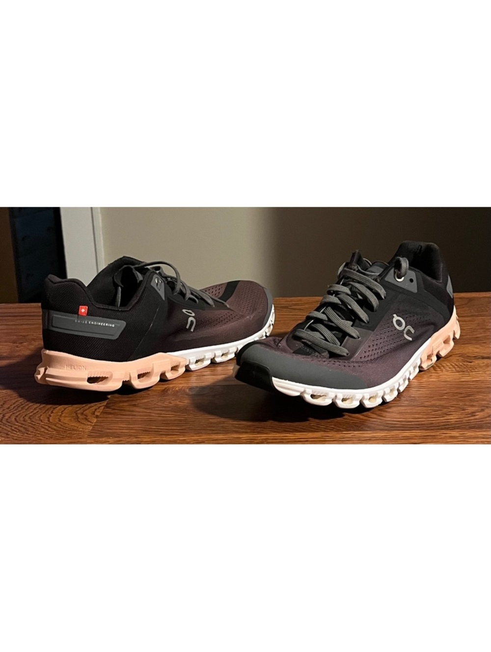 On Cloud Running Shoes Women's Size 10 Black and Peach
